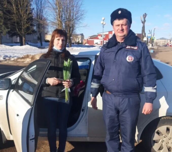 Автоледи смоленск. Автоледи и полицейский. дпс г.рудня смоленская обл. сотрудники дпс поздравили автоледи с 8 марта 2025. мо мвд руднянский гибдд фото сотрудников.