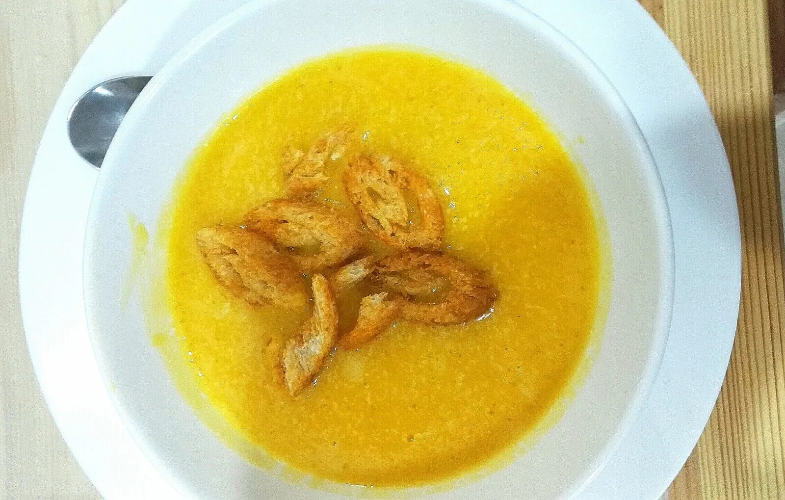 Куриный суп пюре с тыквой. Тыквенный суп-пюре с курицей. суп-пюре из тыквы с курицей. тыквенный крем суп на курином бульоне. пюре из тыквы с курицей.
