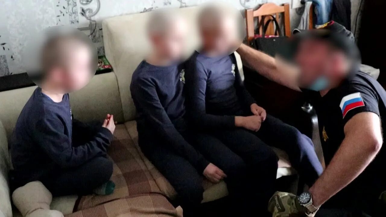 Отец 3 несовершеннолетних детей. В ярославле отец истязал детей. троих мальчиков избивал отец ярославль. изъятие детей у отцов.