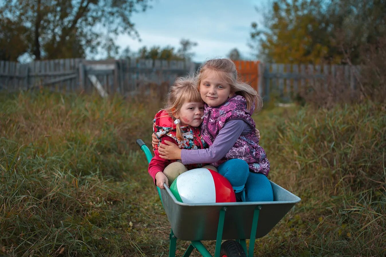 Две сестры. Черная дача 2 сестры фото. Сестренка автор