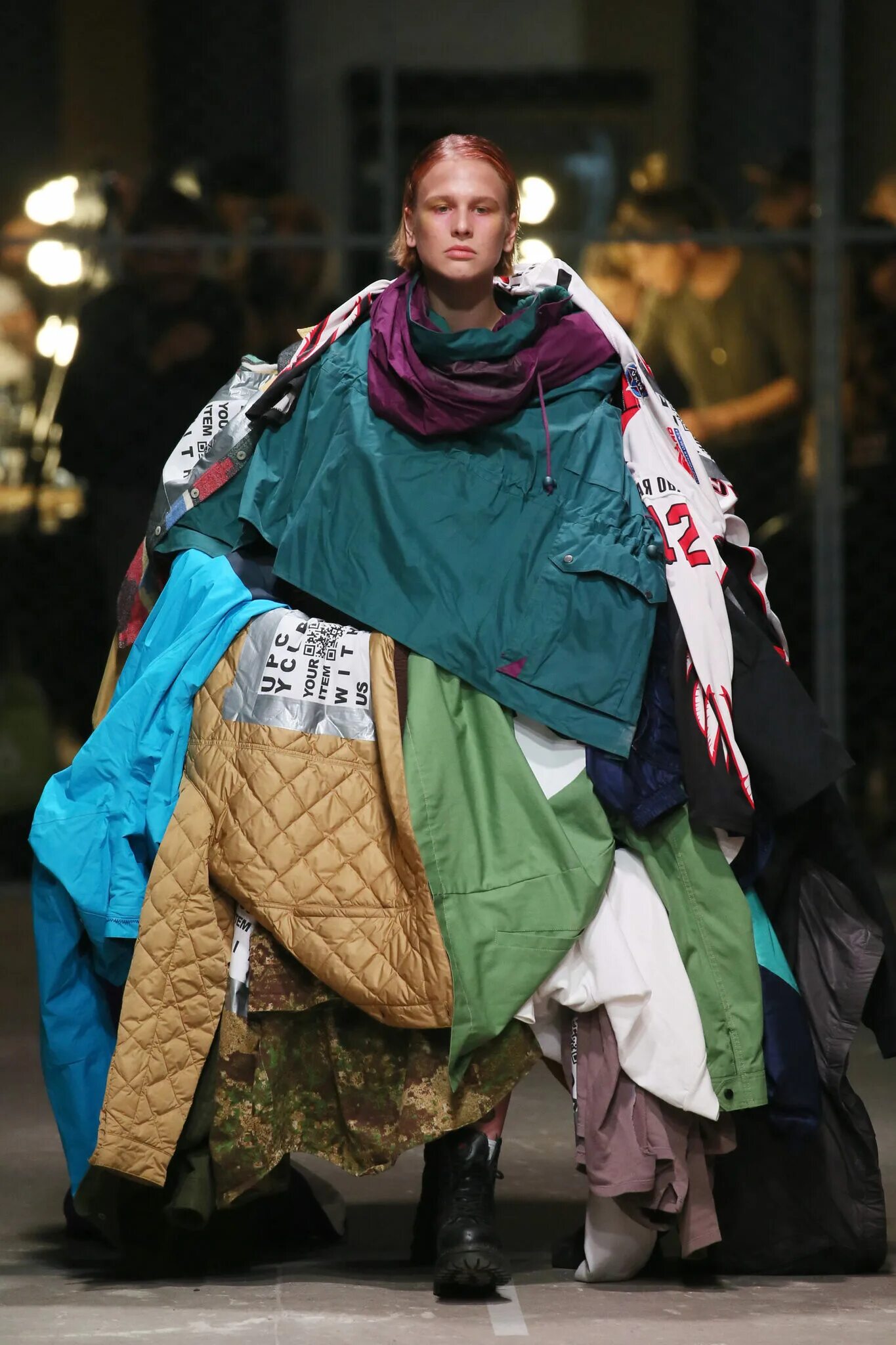 Vetements fall winter 2018. Много слоев одежды. Много одежды на человеке. Очень много одежды на человеке. Много слоев одежды.