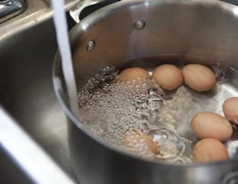 Яйца в кипящую или холодную. Яйца в кастрюле. Яйца варятся. Яйцо в кастрюле с водой. После варки яиц в холодную воду.