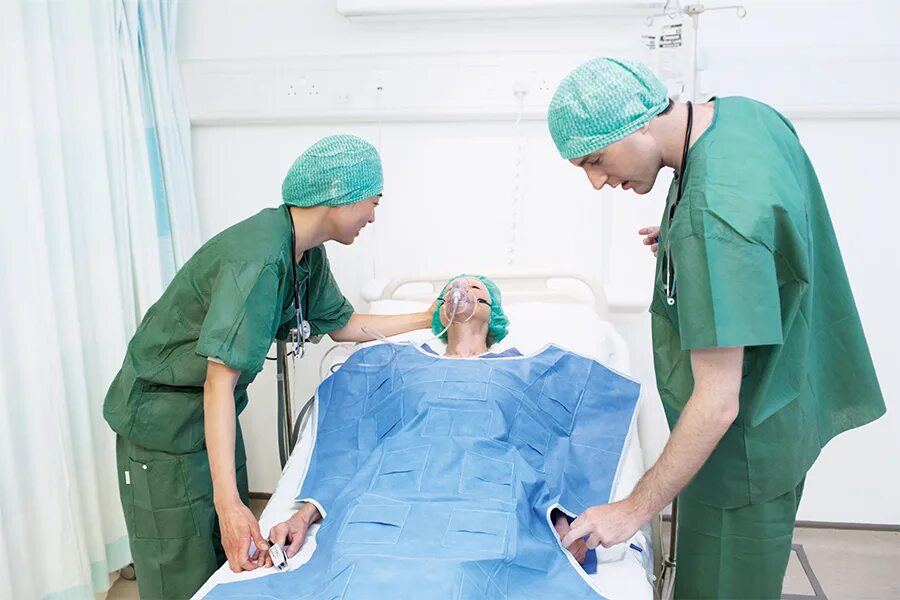 Оперировать больного. Одежда для операции пациента. Согревание пациента. Укутать пациента.