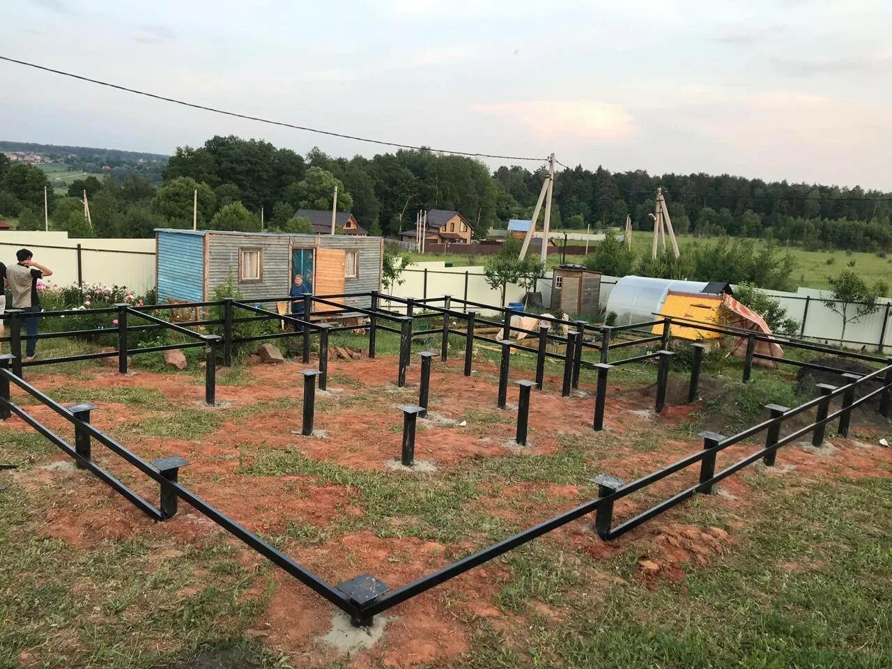 Свайный фундамент винтовые сваи. Фундамент свайно винтовой 6х5. Обвязка свайного фундамента. Фундамент сваевинтовой. Фундамент сваи установка.