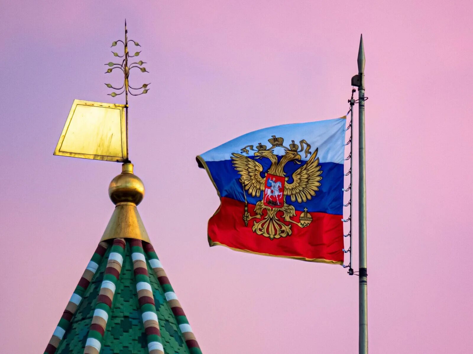 Москва кремль флаг. Знамя на башне. Москва кремль флаг. Вильнюс с флажком. Штандарт президента россии кремля.