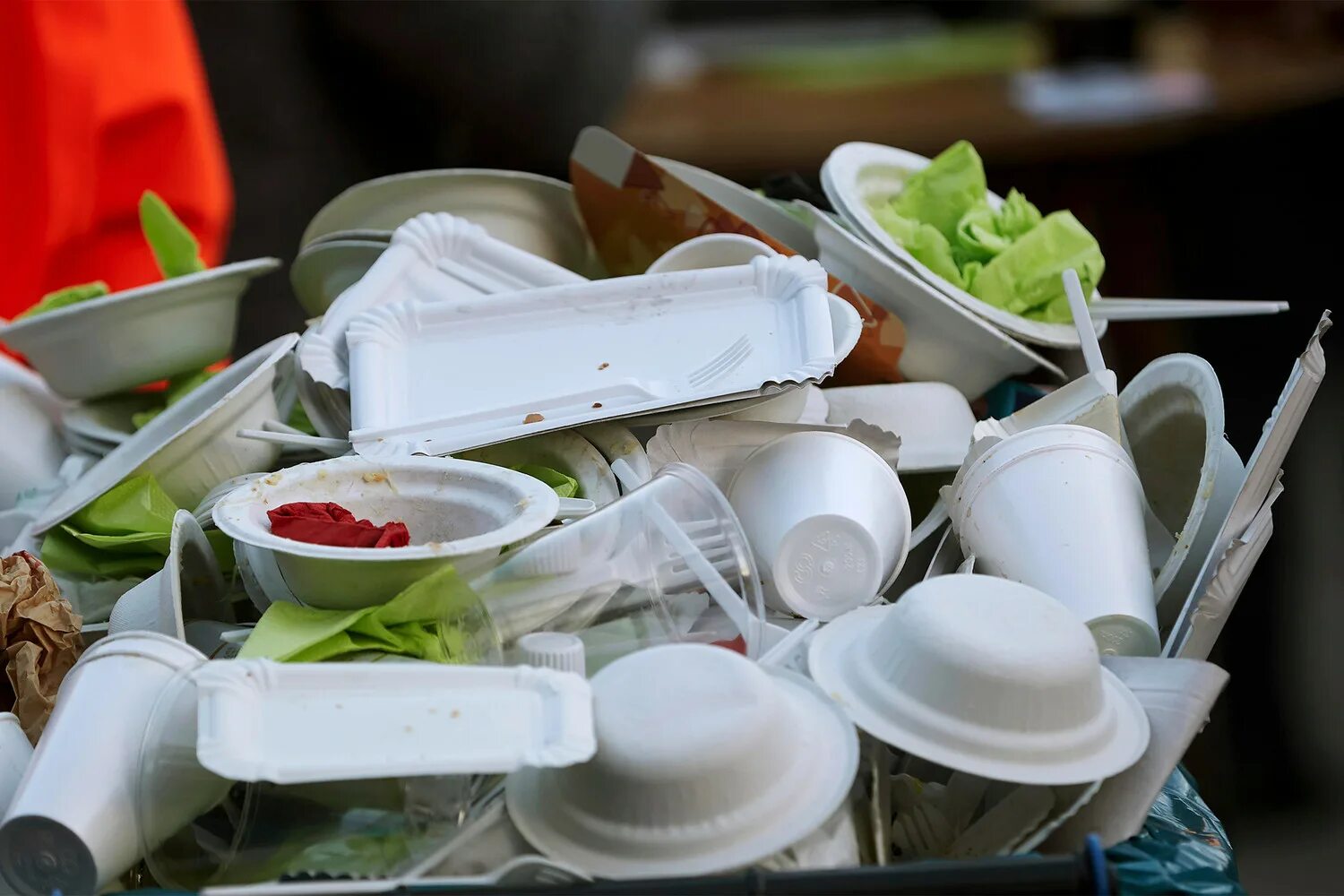 Отходы общественного питания. Пластиковая посуда. Посуда одноразовая пластиковая. Грязная пластиковая посуда. Одноразовая посуда мусор.