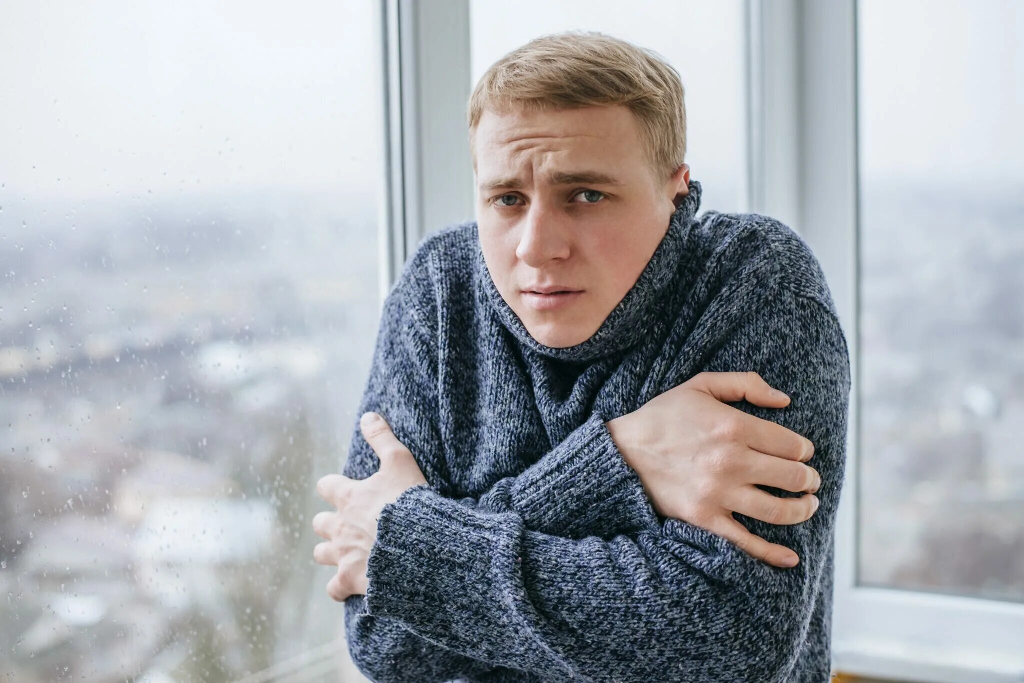 Человеку холодно. Эмоция холода. To shiver. Чувство холода. Женщина мерзнет.