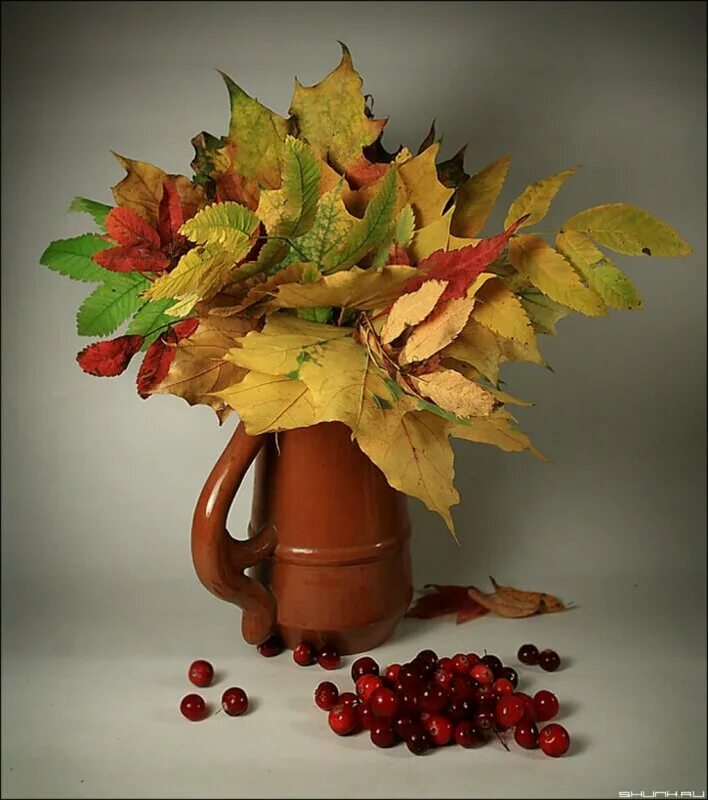 букет роз из кленовых листьев. осеницбукет из листьев. букетик листьев. оригинальные букеты из кленовых листьев. букет из осенних листьев.