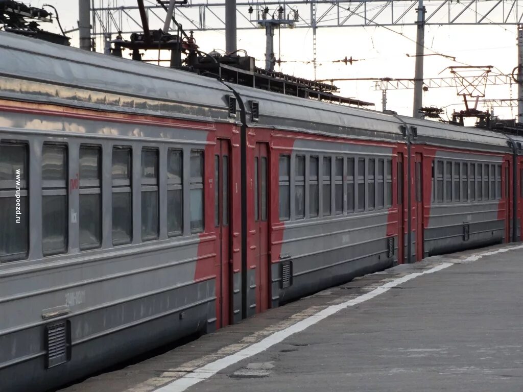Ласточка дзержинск москва. Электричка нижний новгород дзержинск. Электричка дзержинск гороховец. Поезд нижний новгород. Ростов дзержинск поезд.