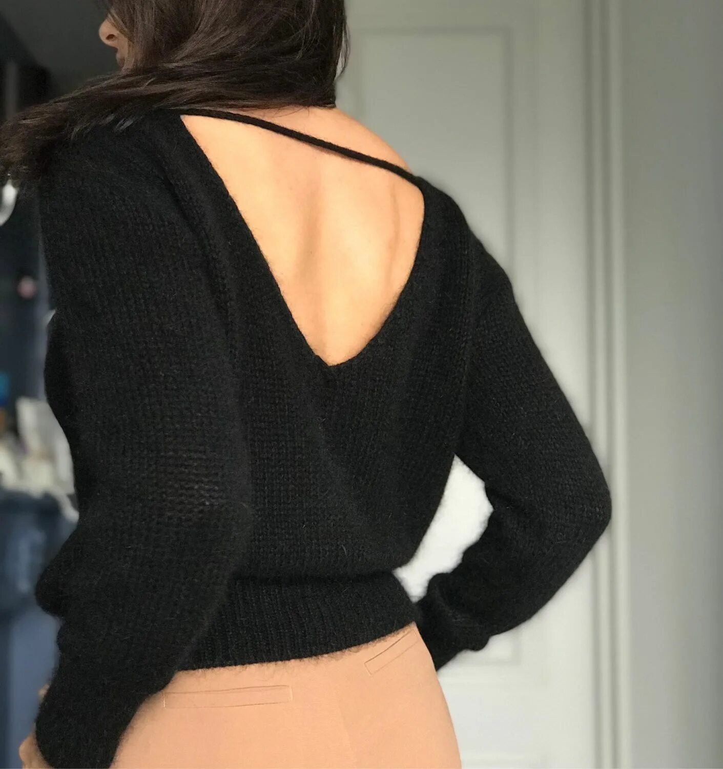 Блузка с вырезом на спине. Кофта с вырезом на спине. Кофта с вырезом. Джемпер с вырезом на спине. Джемпер с открытой спиной.