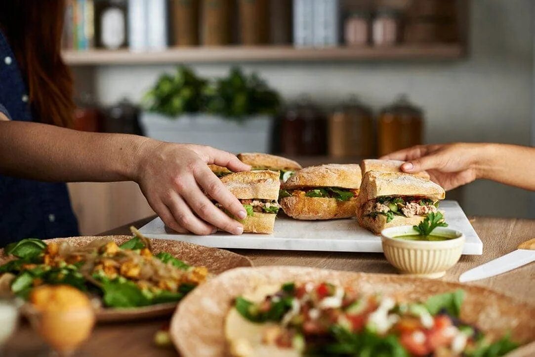 Шокирующие тайны ресторанов фастфуда. Заведения быстрого питания. Интерьер фаст фуд кафе. В ресторане быстрого питания делают. Kfc кухня.