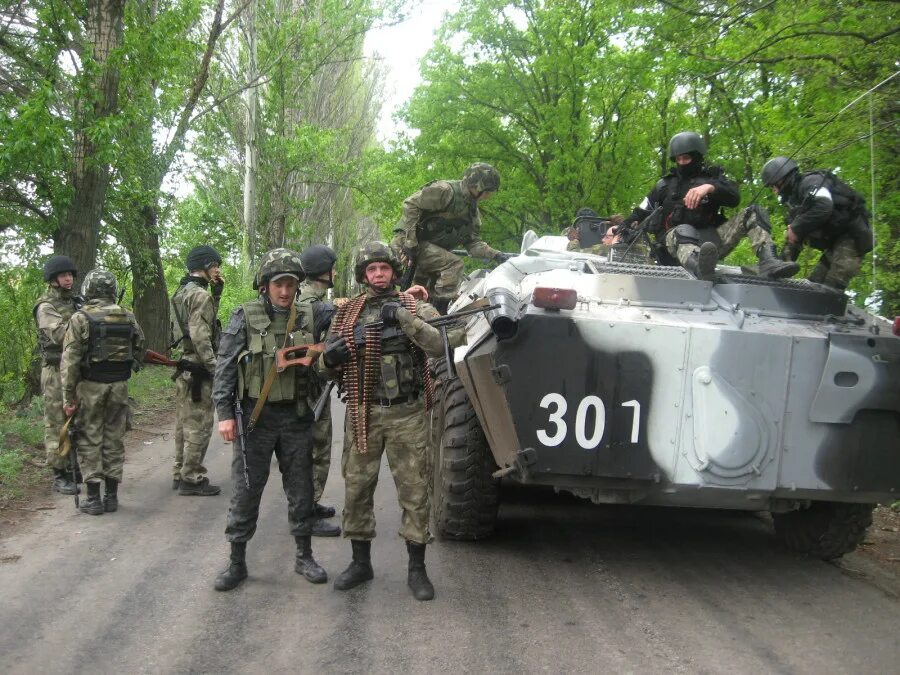 Ли ато. Бойцы ато. база украинских карателей. бтр на блокпосту.