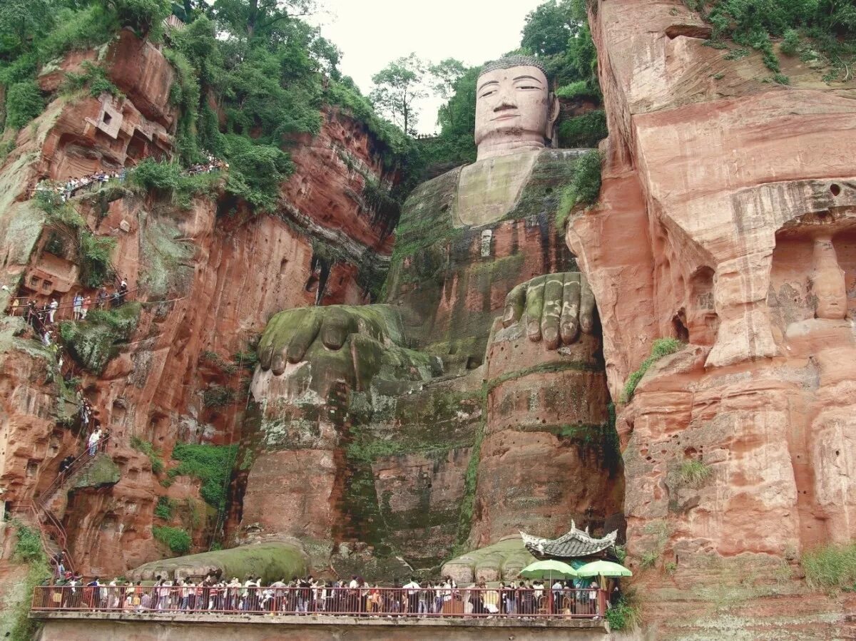 Статуя Будды в Лэшане. Гигантский Будда Лэшань Китай. Будда в скале Китай. Статуя Будды в Лэшане Китай.