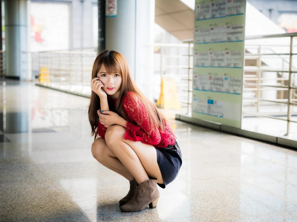 Видиша шривастава босиком. Девочка в лесу. Девушка сидит на корточках. Natalie 007 на корточках. Девушки на корточках.