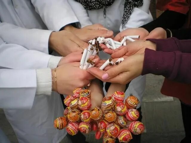 Открытки конец отпуска. Бери конфетку. Конфеты 2023. Возьми конфетку. Возьмите с собой конфетку с пожеланием.
