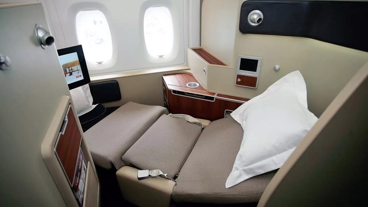 First class 0. Airbus a380 Qantas первый класс. Qantas a380 Business class. A380 Qantas Cargo. Qantas a380 biznes Cabin.
