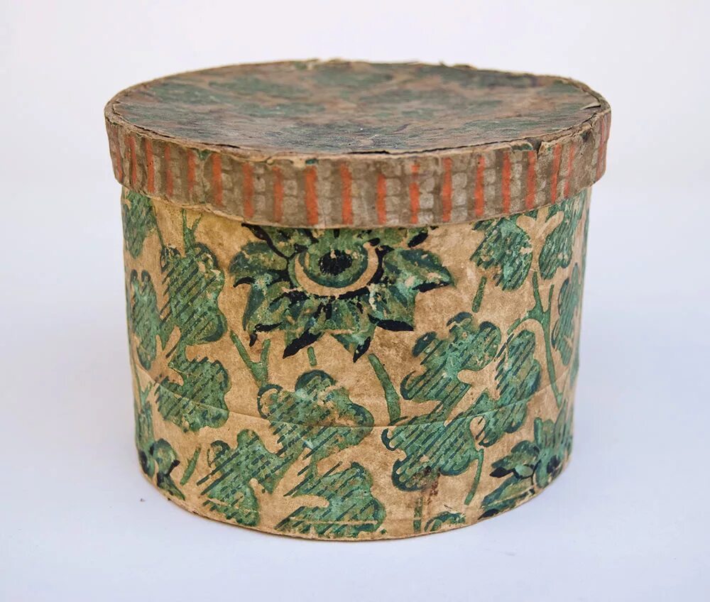 Старинная коробочка. Старинные коробочки. Металлические коробки для антиквариата. Антикварные старинные коробки. Старинная коробка печенья.