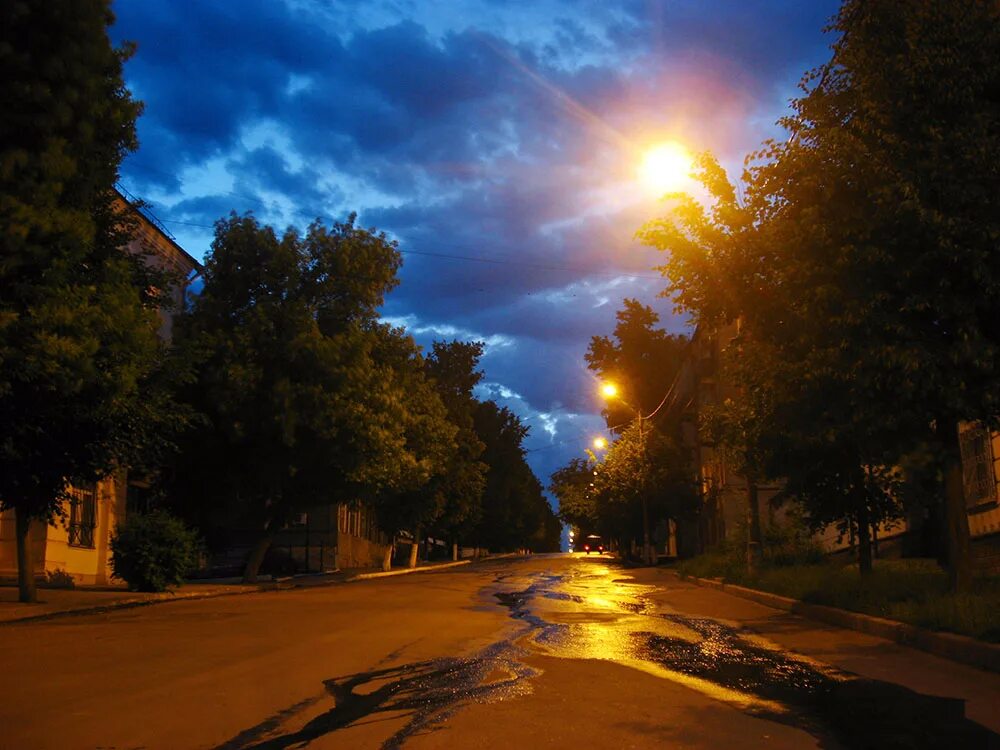 Ночной парк константиновка. Летняя ночь в городе. Летняя ночь в городе. Вечерний город. Летний вечер в парке.