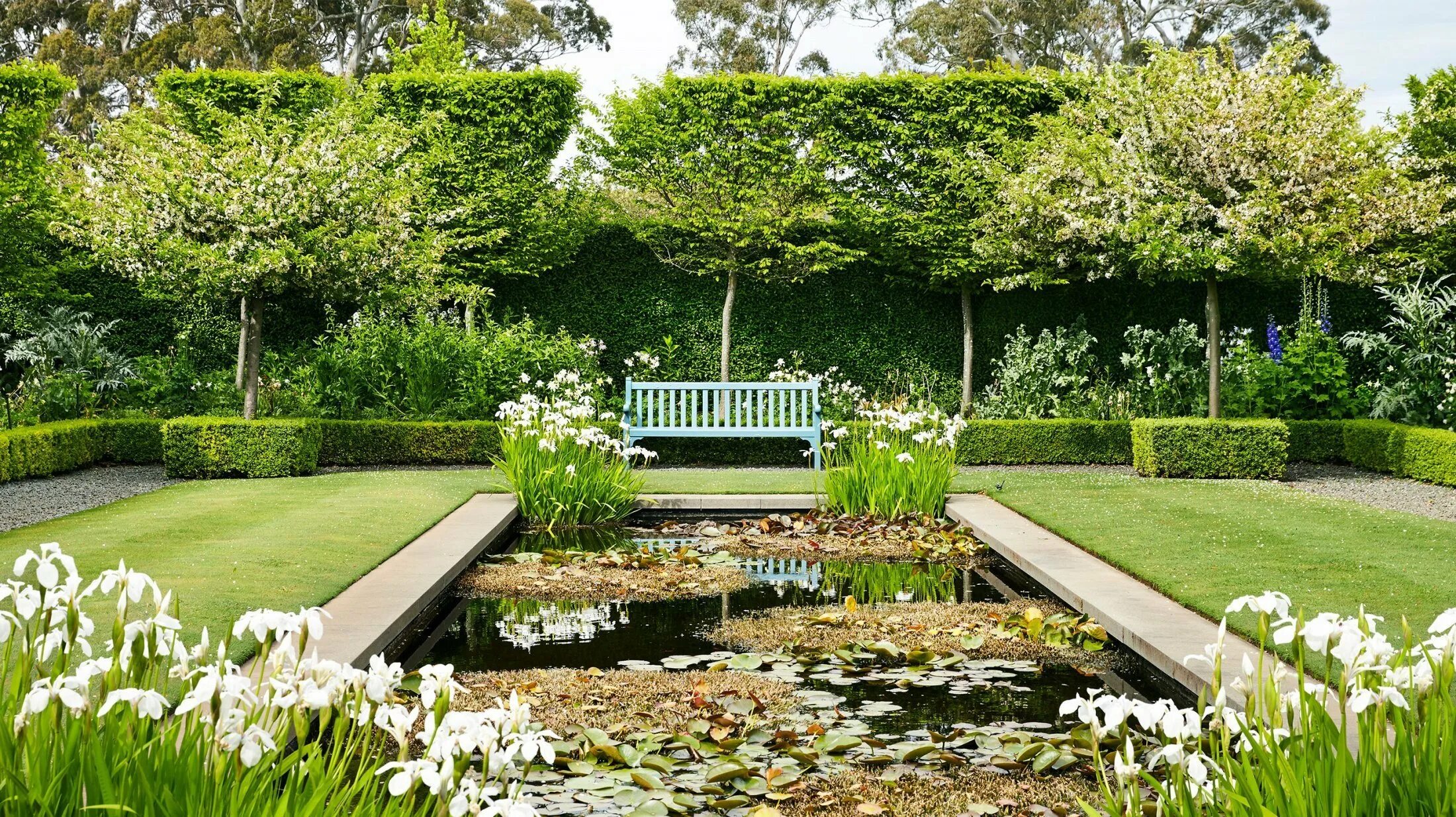 Партерный сад пруд французский стиль. Ландшафтный дизайнер Хью Гарден. Сад ландшафт английский классический стиль патио.