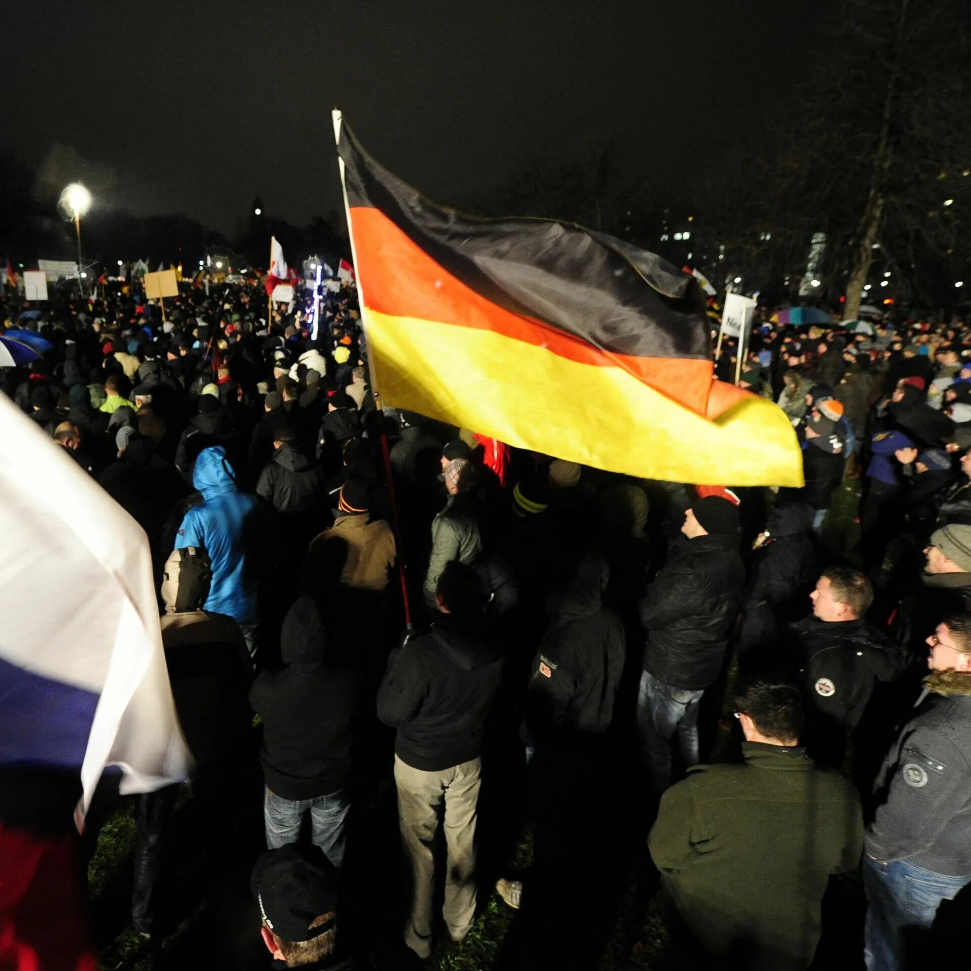 Русская Германия флаг. Русские флаги на протестах в Германии. Митинги в Германии. Германия бастуют.