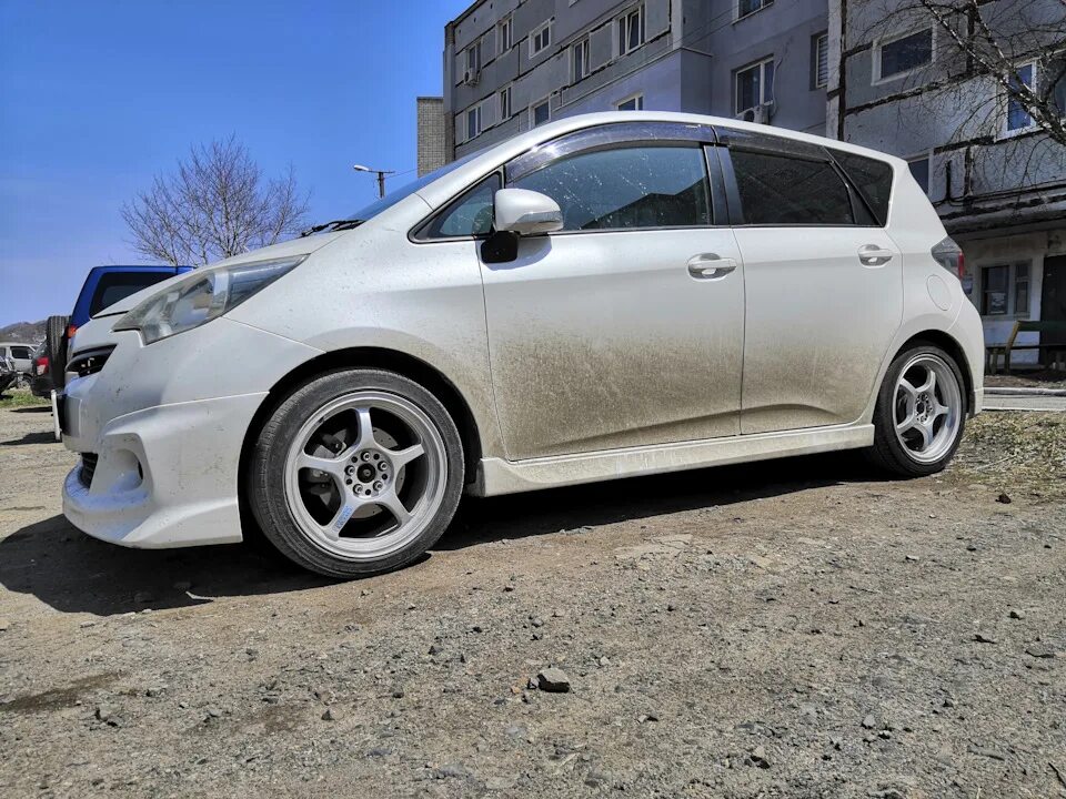 Toyota ractis на r17. Рактис шины диски. Диски тойота рактис 2011 года. Колеса на тойота рактис. Тойота рактис диски.
