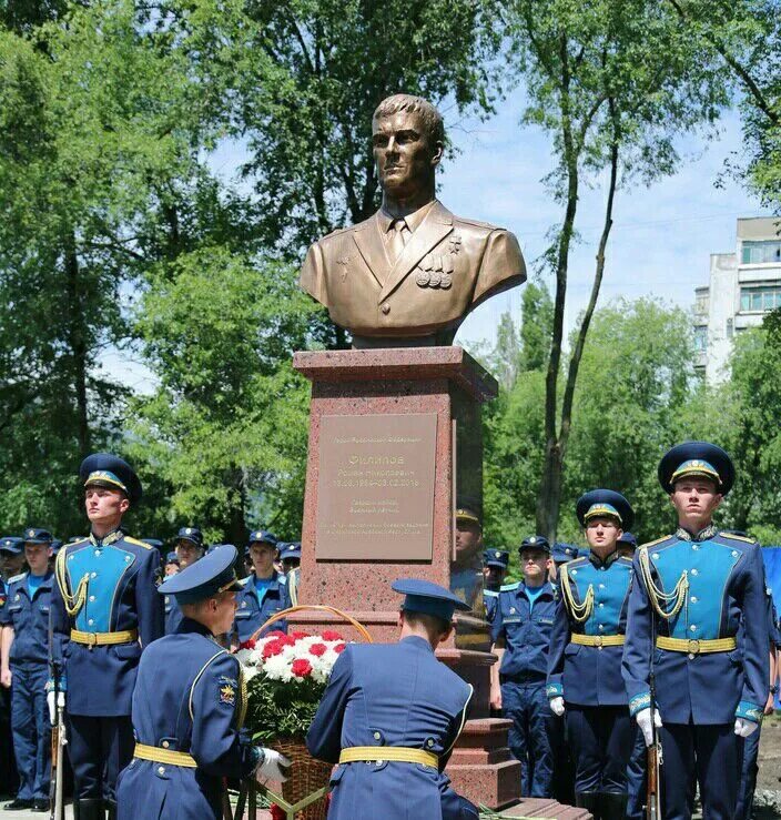 Бюсты героев в Воронеже. Памятник Филиппову в Воронеже. Памятник роману Филиппову в Воронеже. Памятник военным лётчикам в Воронеже.