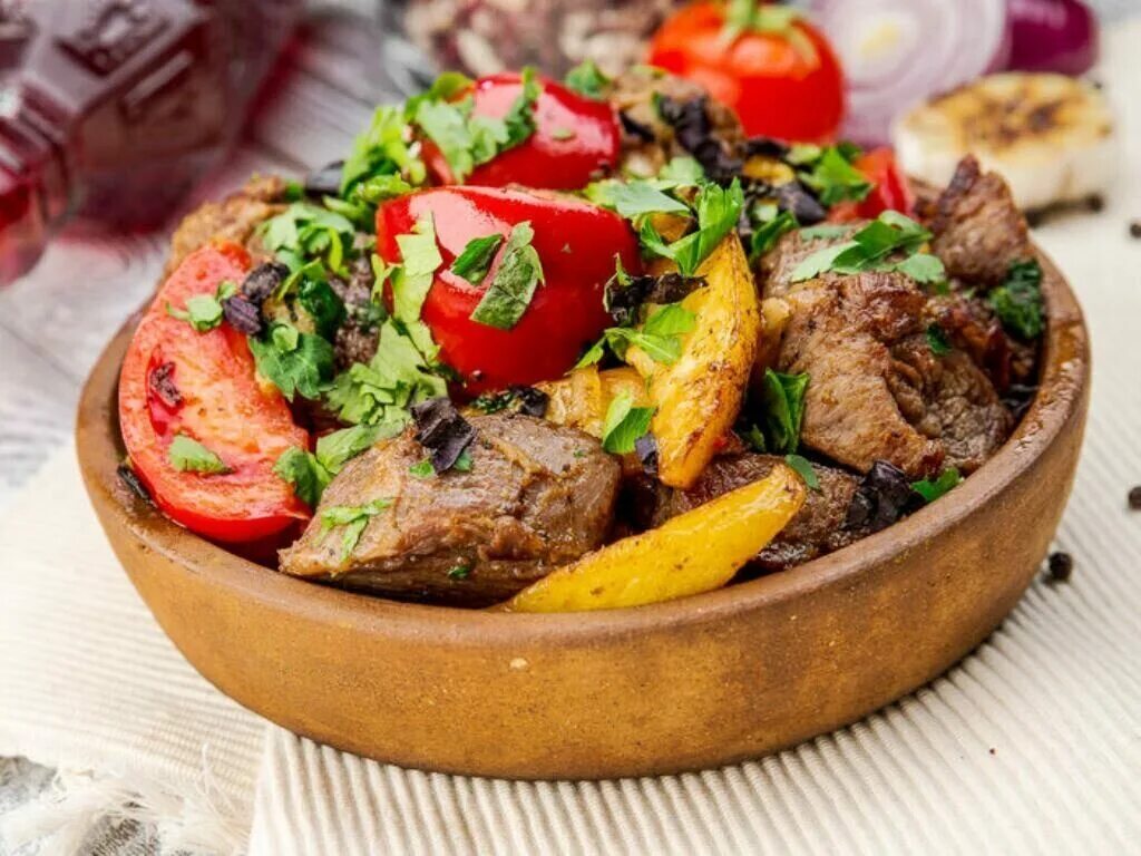 Картофель с говядиной и овощами