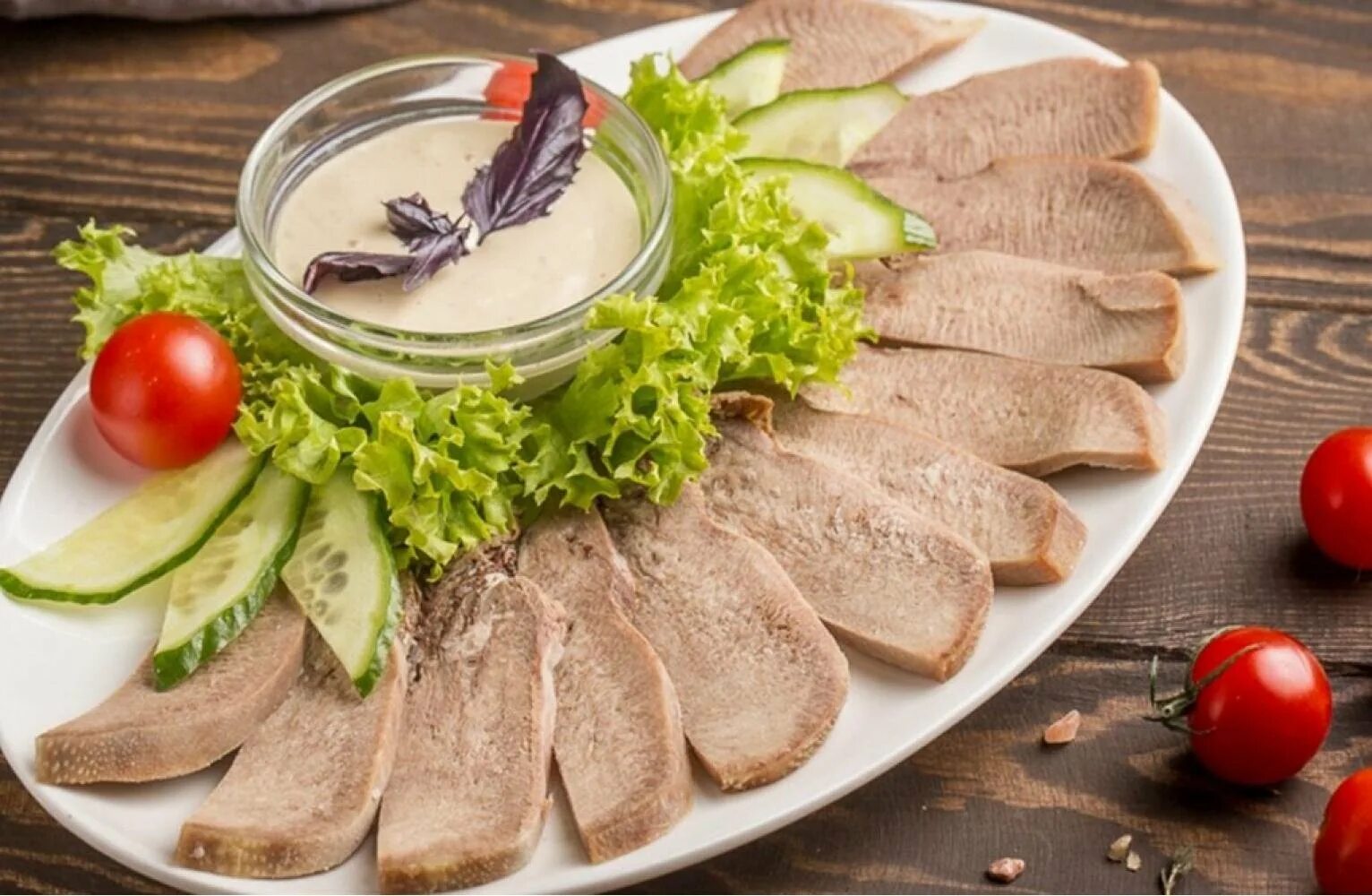 Как отварить говяжий язык вкусно для нарезки. Язык говяжий. язык говяжий с хреном. нарезка из говяжьего языка. язык говяжий отварной.