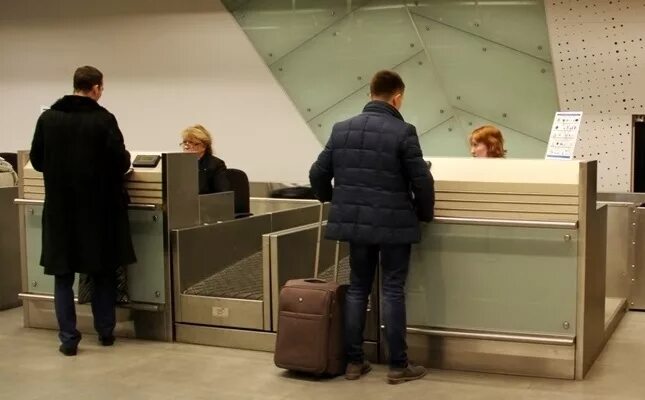 Кольцово регистрация на международный рейс. Кольцово стойки drop off. аэропорт кольцово стойка drop off. стойка регистрации в аэропорту. стойки регистрации.