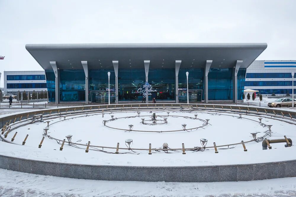 Минеральные воды новый аэропорт. Аэропорт Минеральные воды. Город Минеральные воды аэропорт. Аэропорт Минеральные воды фонтан. Минеральные воды МРВ.