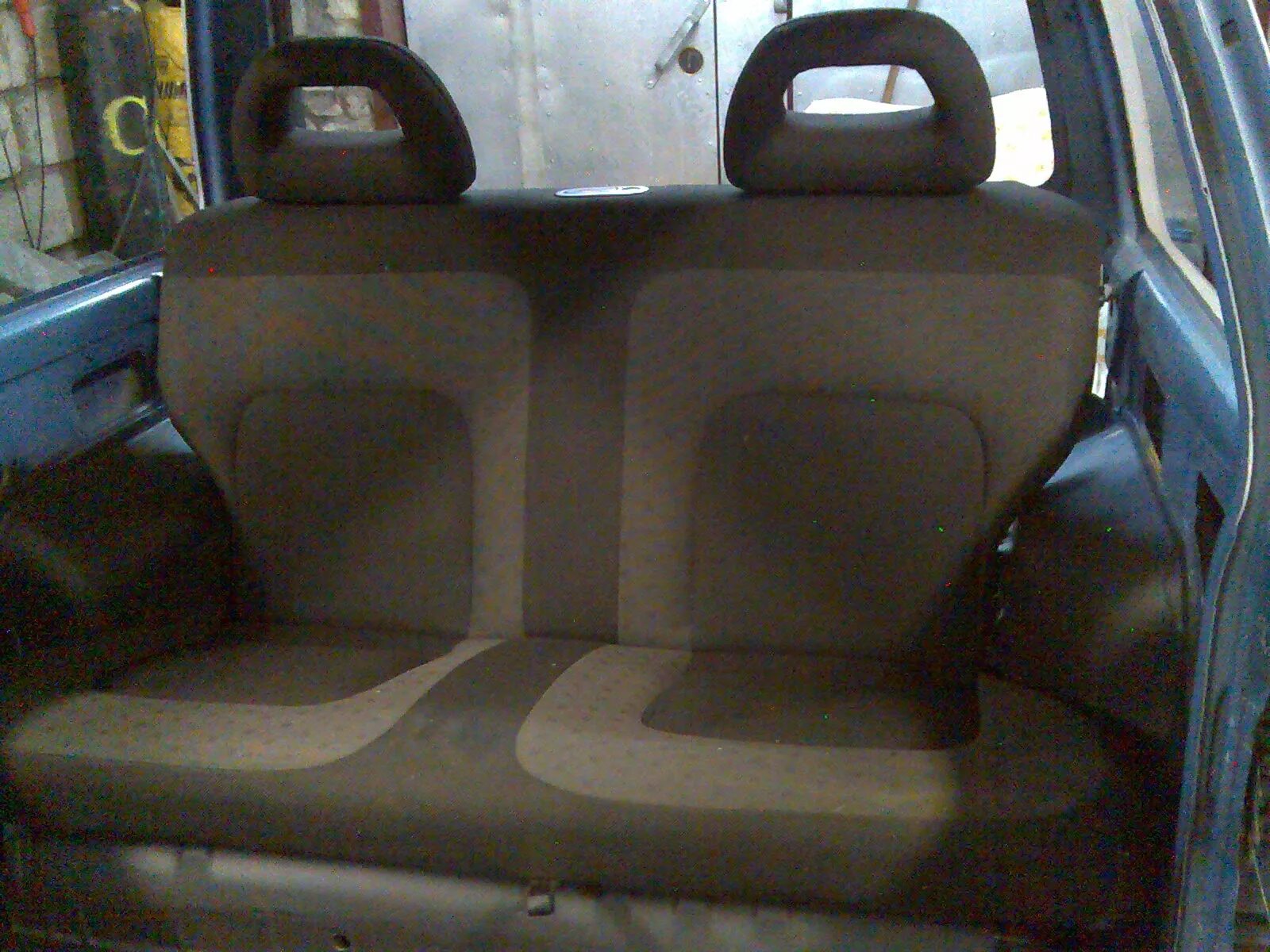Ваз 1111 ока салон сзади с людьми. Ваз 1111 ока сзади. Салон ока 1111 сзади. Сиденья задние ока. Ваз 1111 салон сзади.