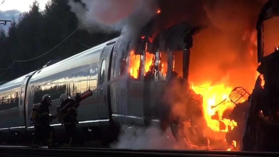 Горит поезд. Пожар в пассажирском поезде. горящий поезд.