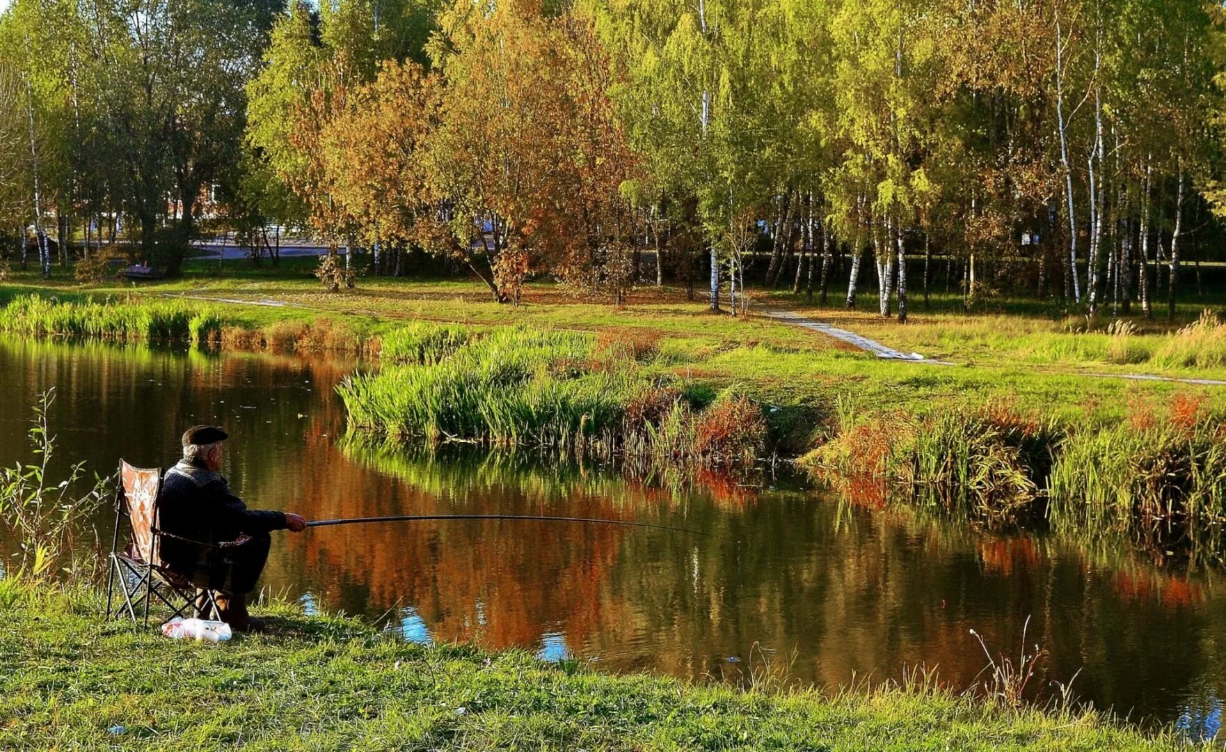 Осенняя рыбалка. Осень рыбалка. Осенние водоемы рыбалка. Рыбак на пруду