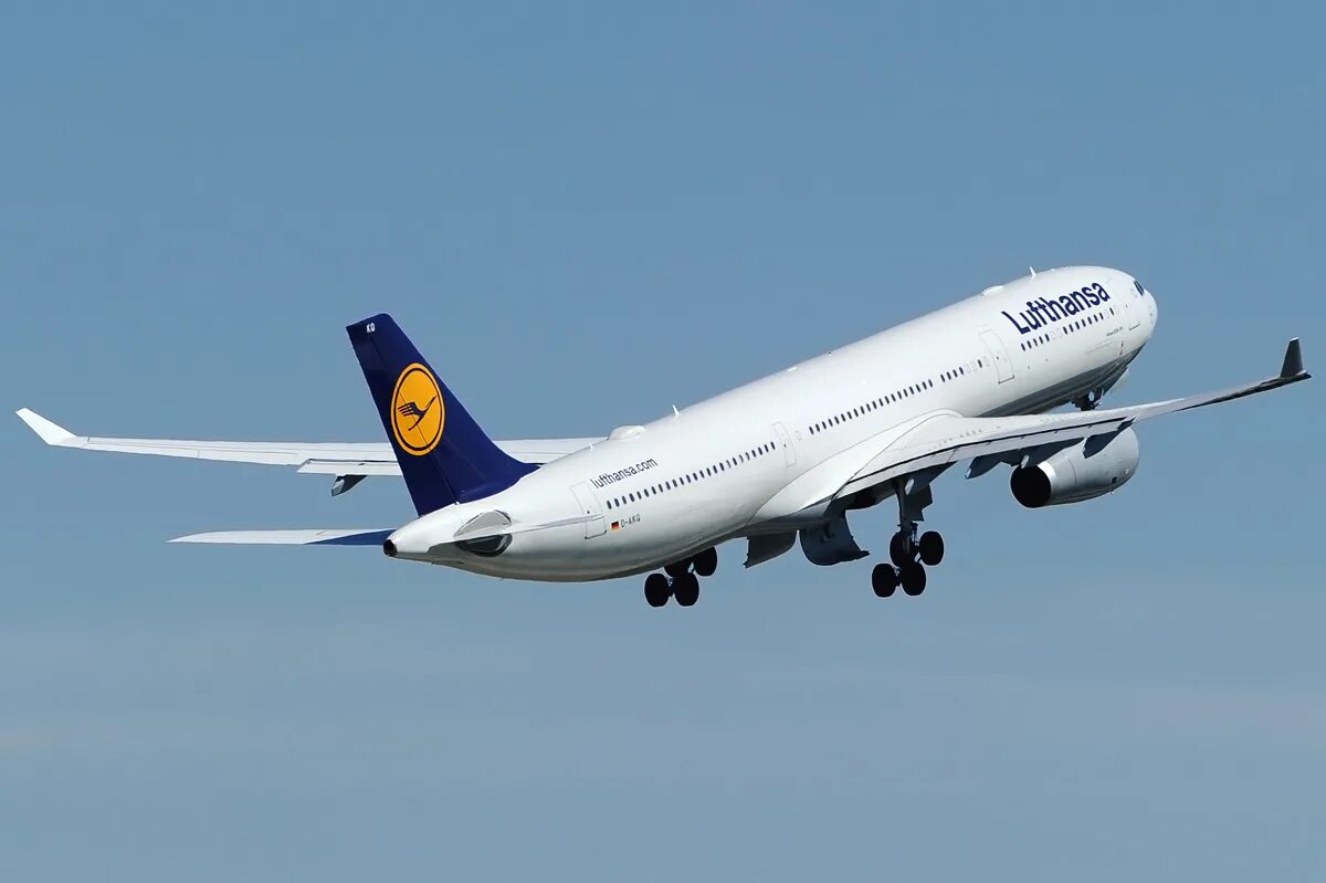 Авиабилеты купить люфтганза. A330-300 Lufthansa. Airbus a330-300 Lufthansa. Airbus a330 Lufthansa. Аэробус а330 Lufthansa.