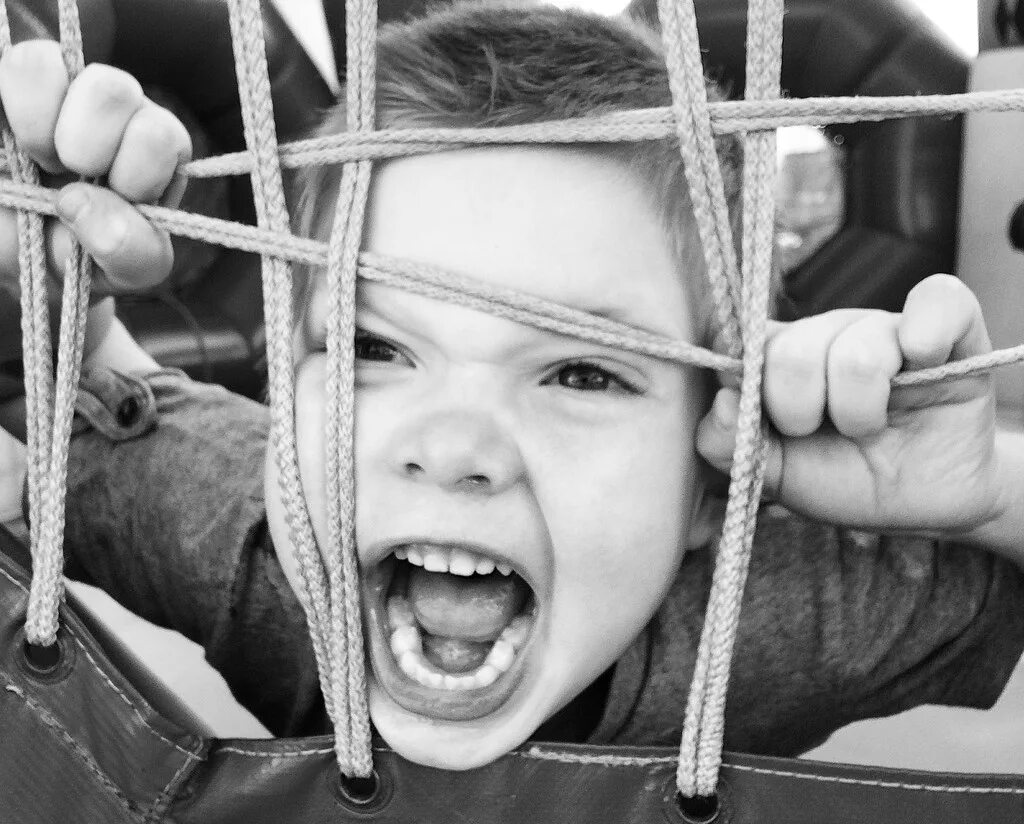 Фотосессия связанные родители. Мальчика связали веревкой. Фотосессия связанные родители. Щекотка детей. Дети связали родителей.