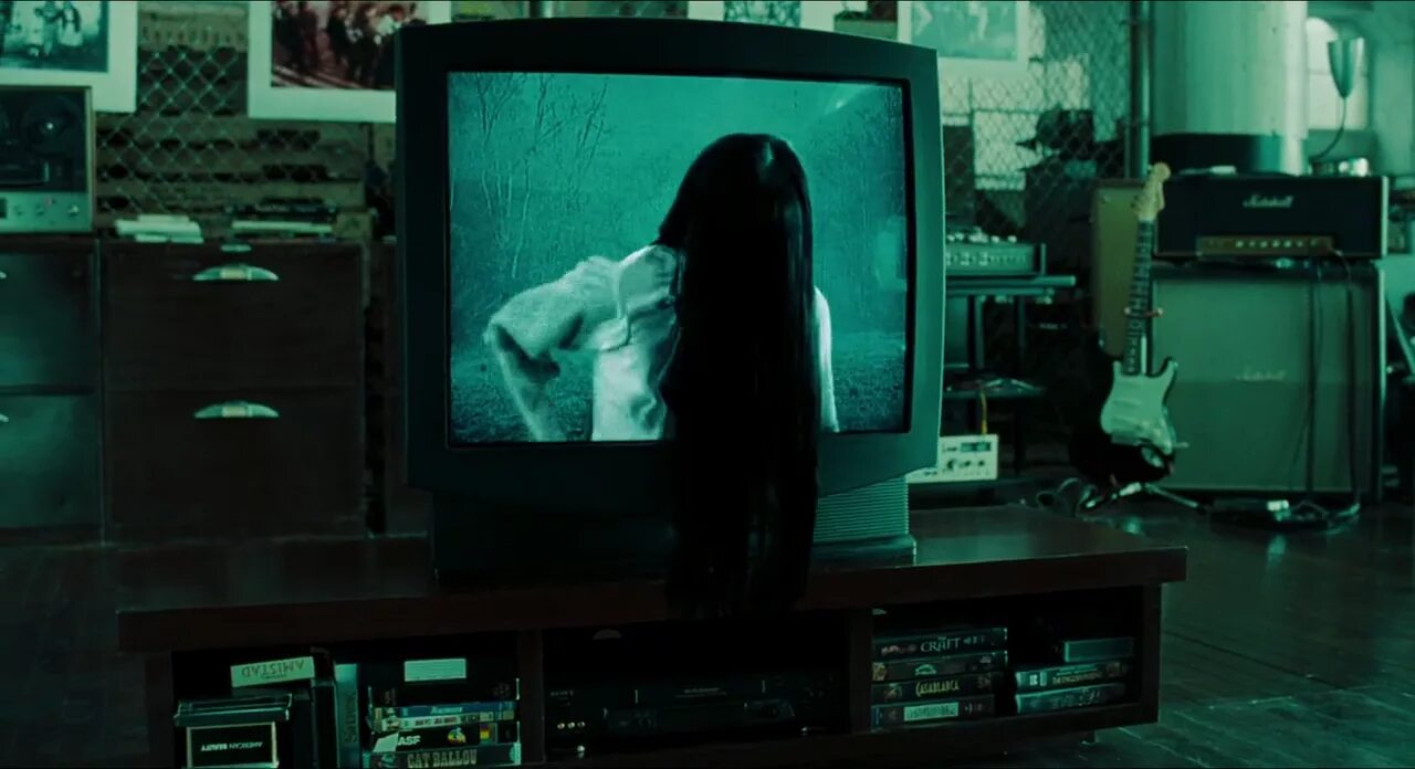Звонок 2002 самара морган. Как называется девушка из телевизора. Девушка вылезает из телевизора. Как называется девушка из телевизора. Фильм the ring 2002.