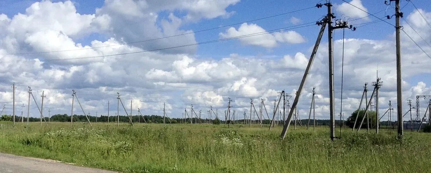 Электричество в поселке. Электропередачи Новгородская область. Деревня Ларешниково. Энергообъекты Вологодской области. Ильменские сети великий новгород сайт