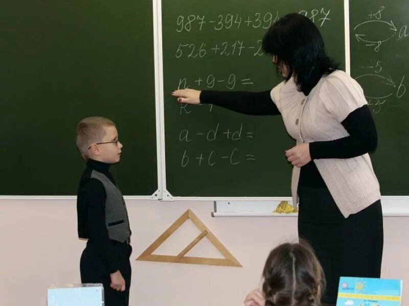 Учитель технологии для мальчиков. Учитель труда. Профессия учитель труда. Как стать учителем труда. Сочинение труд учителя.