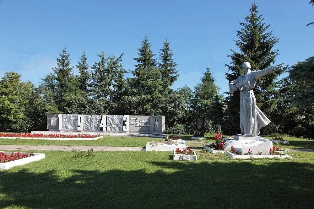 Мемориальный комплекс Жиздра. Огонь славы Жиздра. Мемориальный комплекс огонь славы в Жиздре. Памятники Жиздра.