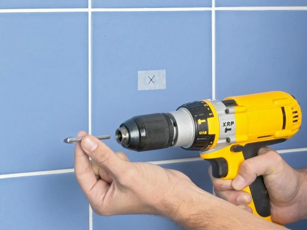 Каким сверлом просверлить кафель. Инструмент для рассверливания отверстий в металле. Сверло для рассверливания отверстий в металле. Рассверлить отверстие в металле дрелью. Дрель для сверления стен.