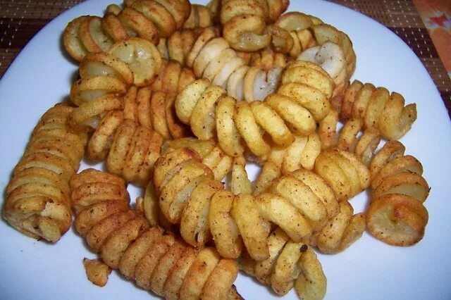 Картошка на шпажках в духовке. Картофель пружинка. Картошка спиралькой на шпажках. Картофель спиралью на шпажках. Картошка на шпажке спиралью.