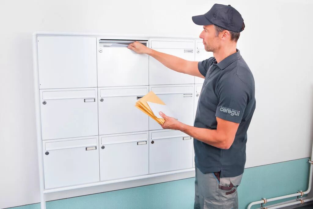 Разноска листовок по почтовым ящикам. Раздача листовок по почтовым ящикам. Распространитель рекламных листовок по почтовым ящикам. Листовки в почтовые ящики. Распространение рекламы.