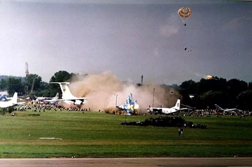 Скнилов катастрофа су 27. 27 июля 2002 год. 27 июля 2002 год. Трагедия на авиашоу во львове 2002. Скнилов авиакатастрофа 2002.