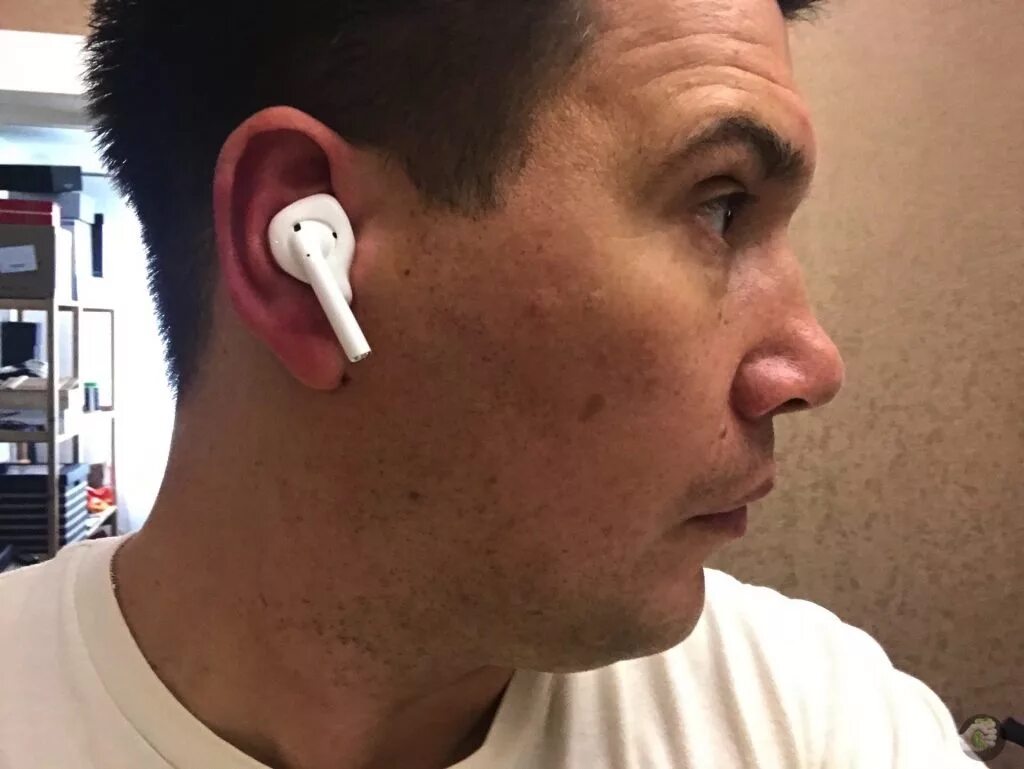 Выпадают airpods. Apple AIRPODS Pro 3 в ухе. AIRPODS 3 В ушах. AIRPODS Pro в ушах. Наушники AIRPODS на человеке.