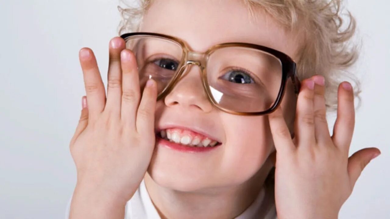 Совсем слеп. Дети в очках. Дети с нарушением зрения. Детские очки для зрения. Детская близорукость.