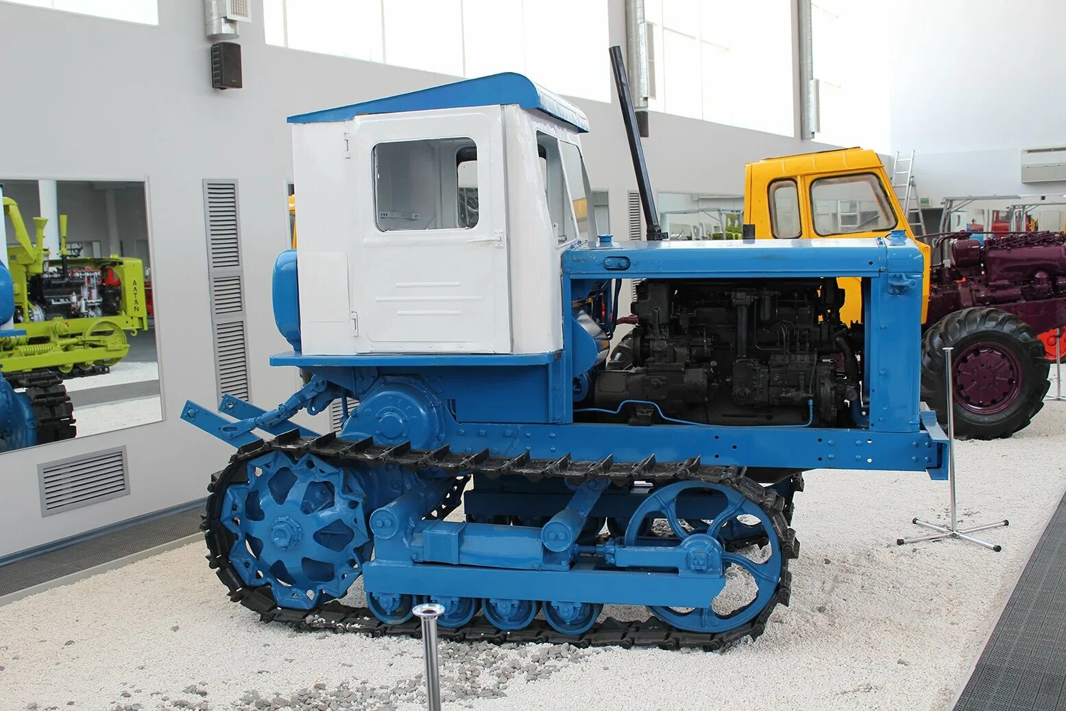 Гусеничный трактор оказывает. Трактор вгтз дт-75. Гусеничный трактор дт-54. Трактор дт. Трактор вгтз дт-75.