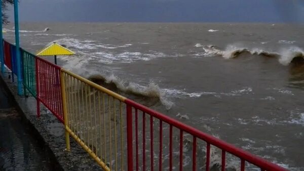 Таганрогский залив волны. Азовское море в таганроге в шторм. Море шторм. Шторм в таганрогском заливе. Шторм в таганроге.