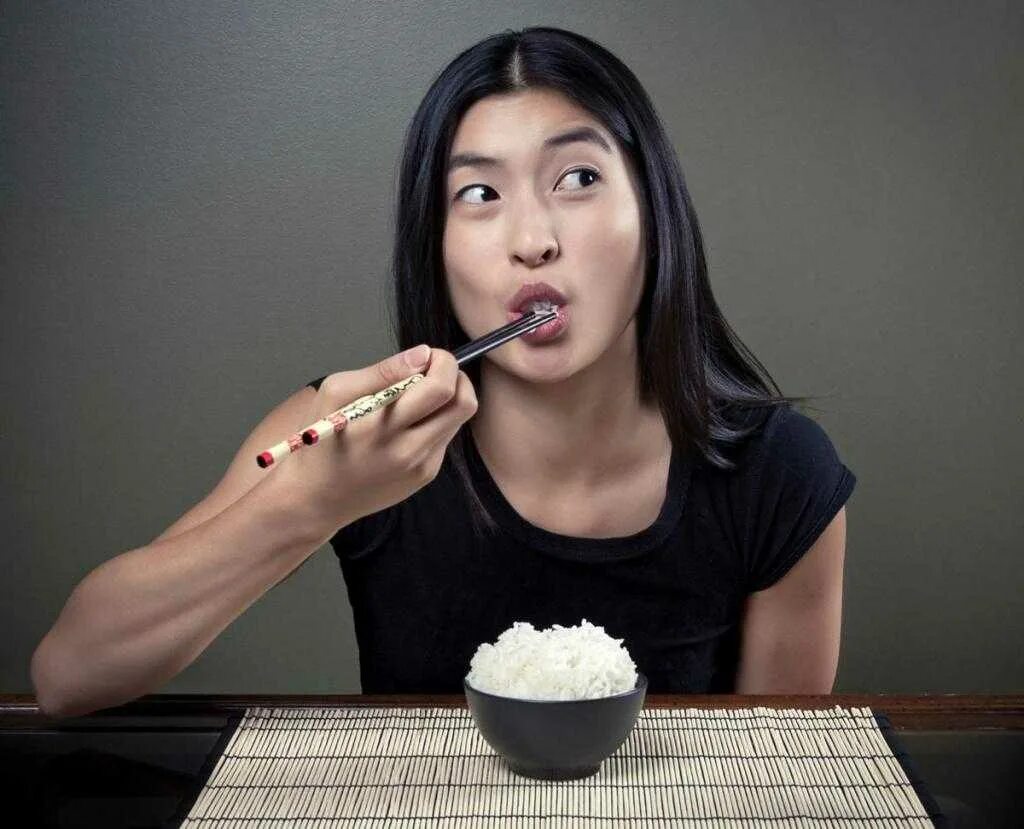 Узкоглазая баба. Китайцы едят палочками. Японцы едят палочками. Китаец ест рис. Японцы едят рис.