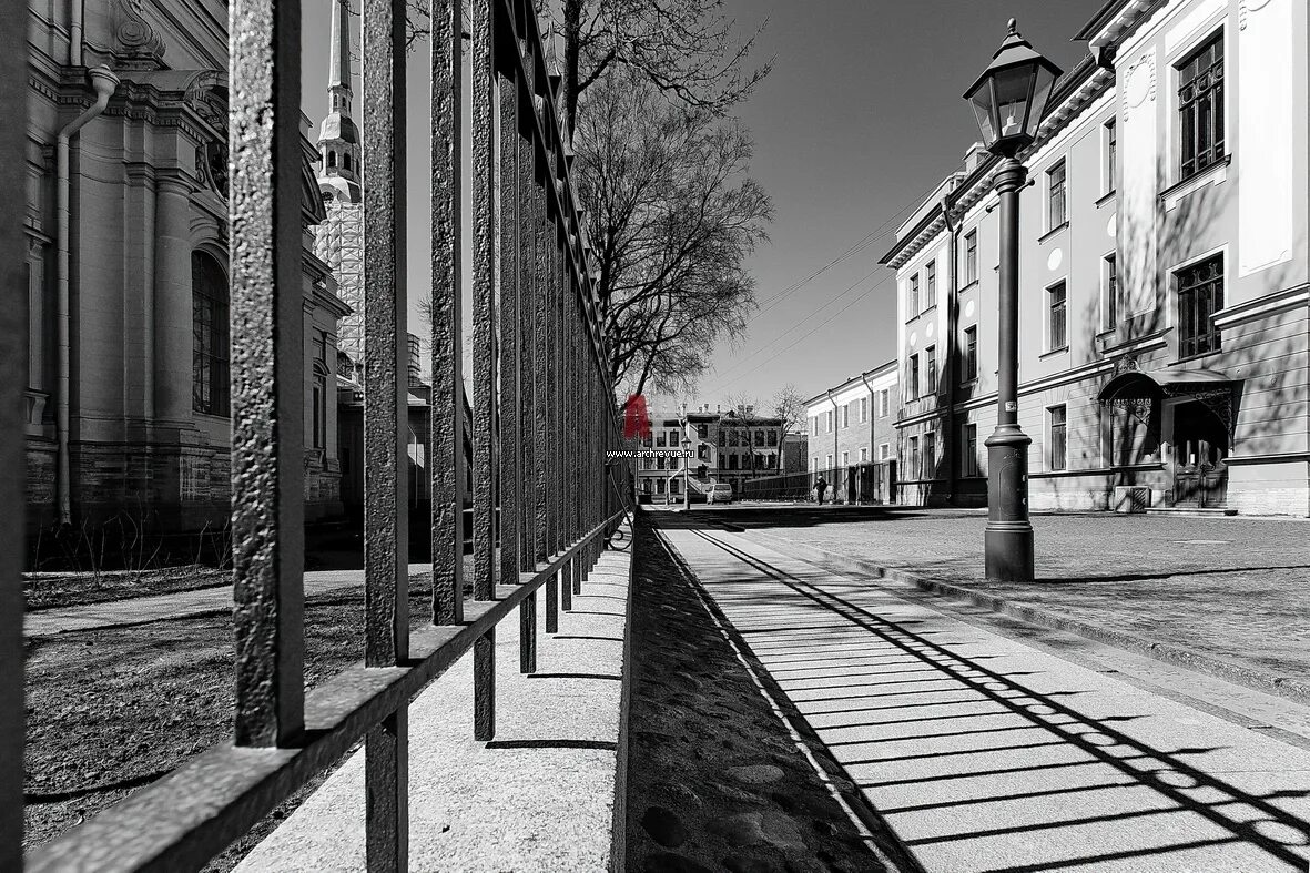 B architecture. Петербург чб. Архитектура Питера чб. Черно белая улица. Городской пейзаж черно белый.