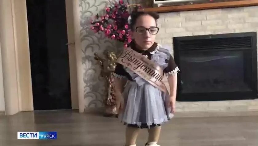 Самая маленькая девочка в россии сейчас. Самая маленькая выпускница. Блузка школьная для мальчиков. Полина скорик в россии. Доктор рихтер полина скорик.